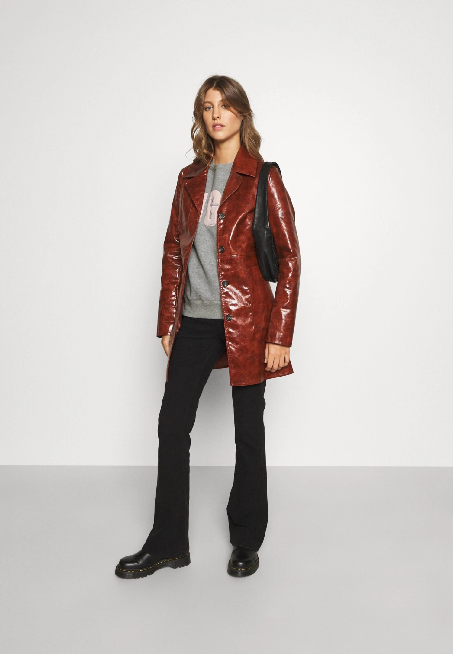 Ugg Madeline Fuzzy Logo Crewneck - Sweatshirt - Grey Heather/Sonora 2 Ugg Madeline Fuzzy Logo Crewneck - Sweatshirt - Grey Heather/Sonora - Image 2