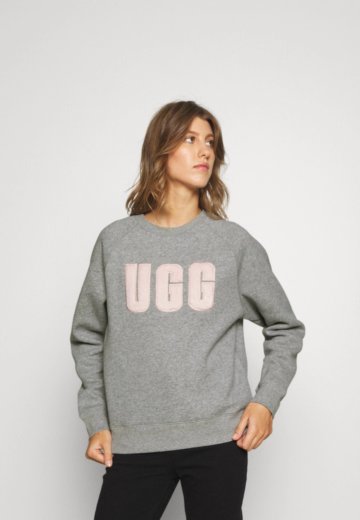 Ugg Madeline Fuzzy Logo Crewneck - Sweatshirt - Grey Heather/Sonora 1 Ugg Madeline Fuzzy Logo Crewneck - Sweatshirt - Grey Heather/Sonora