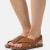 Ugg Solivan Slingback - Sandals - Tan
