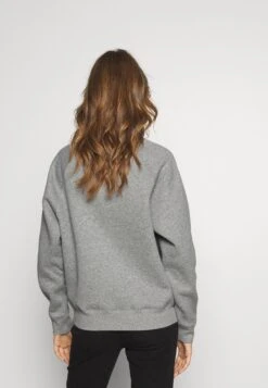 Ugg Madeline Fuzzy Logo Crewneck - Sweatshirt - Grey Heather/Sonora 7 Ugg Madeline Fuzzy Logo Crewneck - Sweatshirt - Grey Heather/Sonora -Shein Fashion Store 2ab3fc3ad9c446268633ab71434b3108