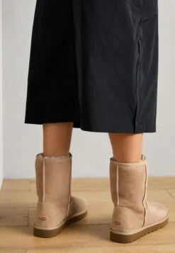 Ugg CLASSIC SHORT II - Classic Ankle Boots - Burnt Cedar -Shein Fashion Store 2c1646f463b448b98460e37c3dec9e0b
