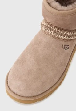 Ugg CLASSIC MINI CRESCENT - Ankle Boots - Caribou -Shein Fashion Store 47485ee0bd5d41f4ae479e97ce1e9ba3