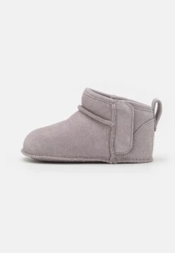 Ugg BABY CLASSIC ULTRA MINI UNISEX - First Shoes - Chestnut -Shein Fashion Store 4cce27592d4f421a8dcf1581cc99b630