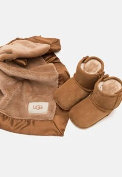 Ugg BABY CLASSIC AND LOVEY UNISEX - First Shoes - Chestnut -Shein Fashion Store 5347182390454fefb49307fe426be0cd