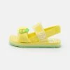 Ugg Zuma Sling Stuffie Unisex - Sandals - Pineapple