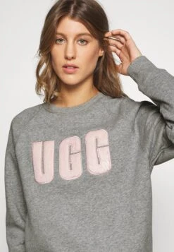 Ugg Madeline Fuzzy Logo Crewneck - Sweatshirt - Grey Heather/Sonora 9 Ugg Madeline Fuzzy Logo Crewneck - Sweatshirt - Grey Heather/Sonora -Shein Fashion Store 707be8140f7d46e9a0bcb60e612ba3c5