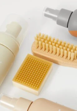 Ugg CARE KIT UNISEX - Shoe Care Accessories - White -Shein Fashion Store 73c73820a40e4401ae3b9662b93d05ca