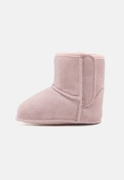 Ugg BABY CLASSIC AND LOVEY UNISEX - First Shoes - Chestnut -Shein Fashion Store 750d88be3df14c2e8aa52d39ab1db62e