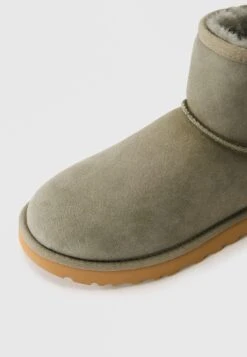 Ugg CLASSIC MINI II - Winter Boots - Moss Green 27 Ugg CLASSIC MINI II - Winter Boots - Moss Green -Shein Fashion Store 7b8ea85a35cf43dd9ee21cda22a156c8