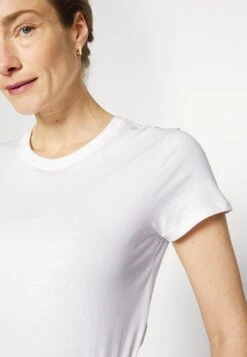 Ugg Uma Tee - Basic T-Shirt -Shein Fashion Store 9f0bd7bc1daf40edaeca32fd1bfa3fdc