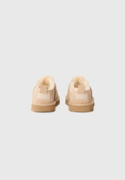 Ugg UNISEX - Clogs - Sand 10 Ugg UNISEX - Clogs - Sand -Shein Fashion Store a61915b1e99c4c118e42c21006a9060b