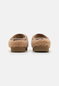 Ugg TASMAN MAXI CURLY UNISEX - Slippers - Chestnut -Shein Fashion Store ae78c74fb62d4bc898db796045a90bf5