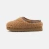 Ugg TASMAN MAXI CURLY - Slippers - Chestnut