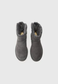 Ugg MINI BAILEY BOW II - Winter Boots - Obsidian 14 Ugg MINI BAILEY BOW II - Winter Boots - Obsidian -Shein Fashion Store c0a9f0064c2b43b2a89db3ba5a018da6