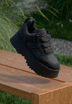 Ugg ASTROMEL - Trainers - Black