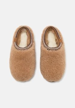Ugg TASMAN MAXI CURLY UNISEX - Slippers - Chestnut -Shein Fashion Store cd8b4ddaf48b4fff93b07b17dc97f0a2