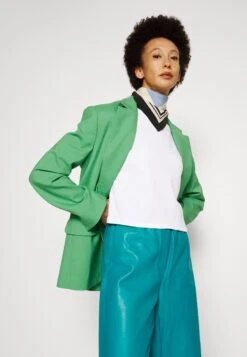 Ugg Tana Cropped Tee - Basic T-Shirt - White -Shein Fashion Store d648d9cac40f4220961b3c0716b1c5fc