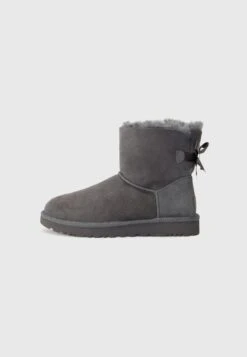 Ugg MINI BAILEY BOW II - Winter Boots - Rocky Oak -Shein Fashion Store d8f0a034c2624f1894d2ae67a5dc626d 1